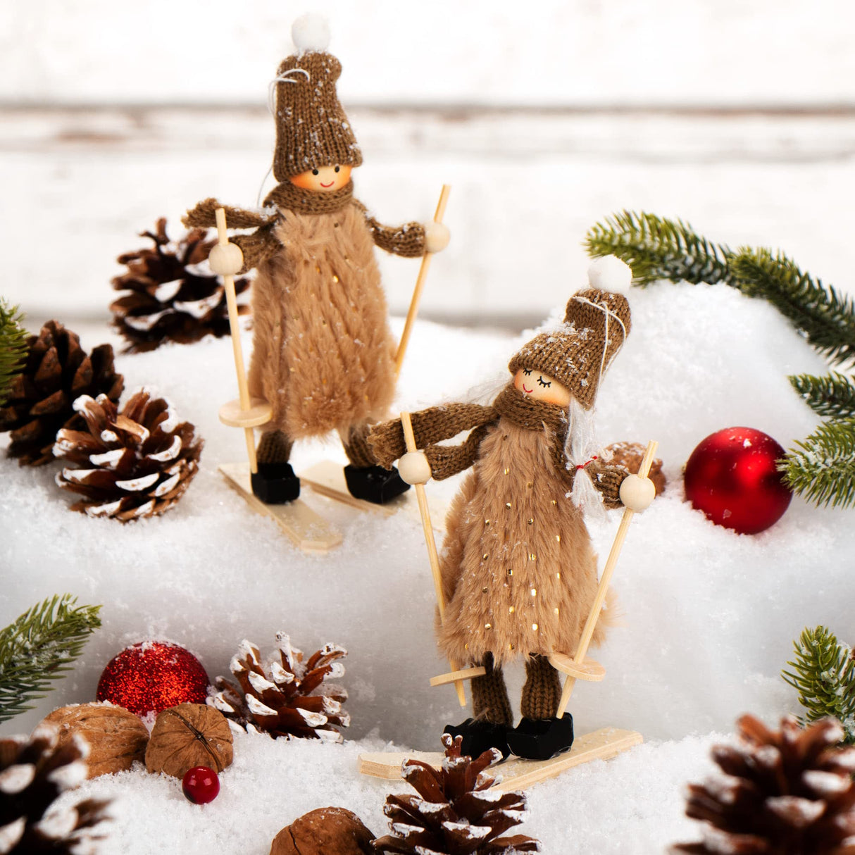 COM-FOUR® Premium kerstfiguur voor kerstversiering, skiërfiguren als winterdecoratie, kamerdecoratie of cadeau (02 stuks - skiërs)