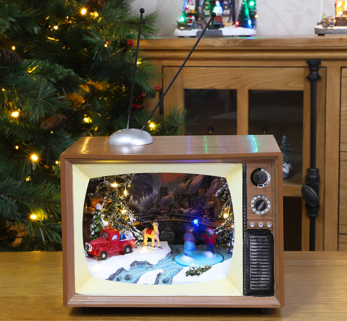 Christmas Concepts® LED-verlichting en muzikale batterijgevoede kerstscène in retro-televisie - 24 cm / 9,5"